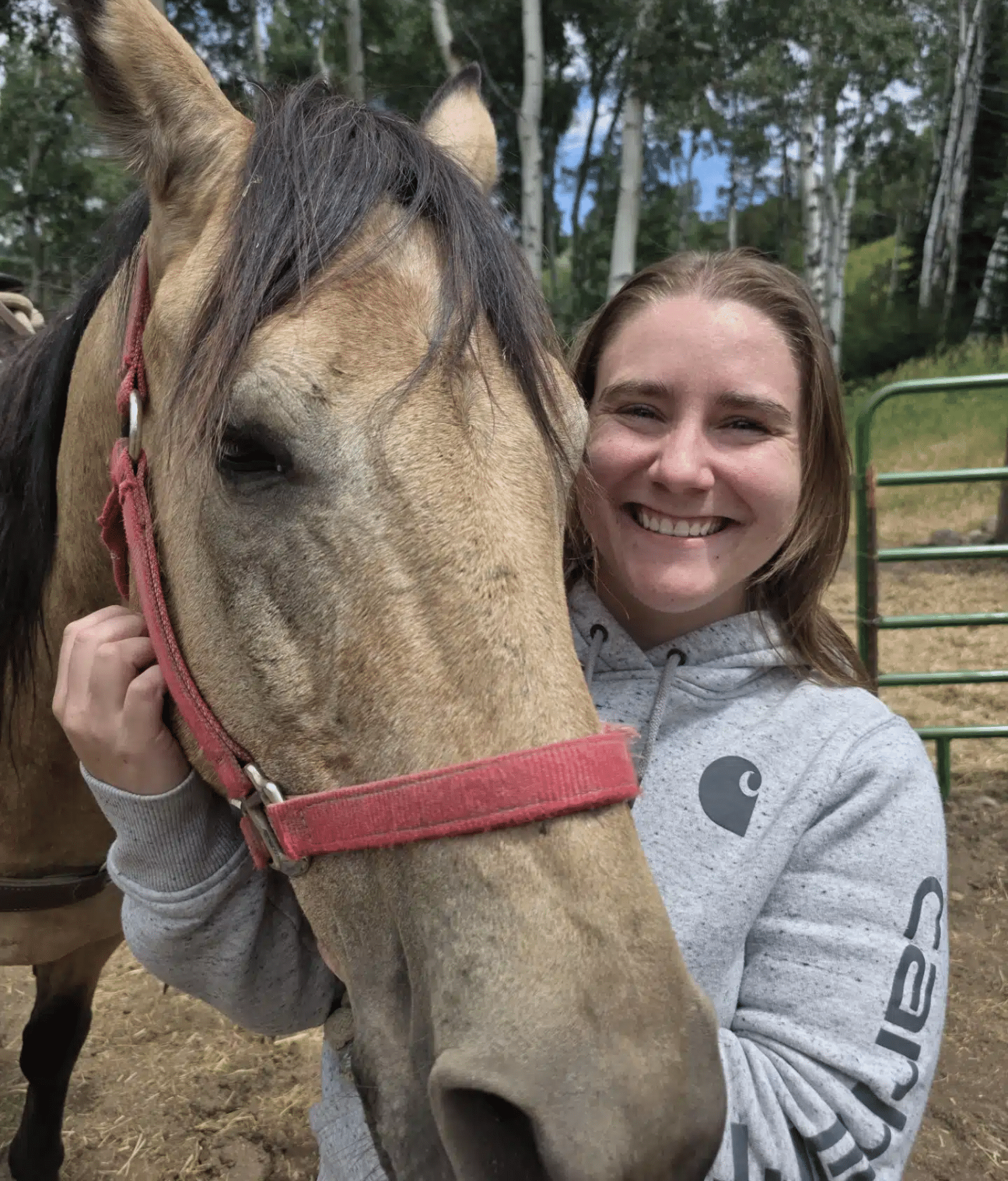 Photo of Veterinary Assistant Shaundi with a horse